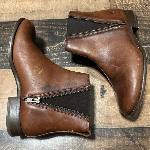 Frye ‘Carly’ Zip Chelsea Boot - Picture 3 of 9